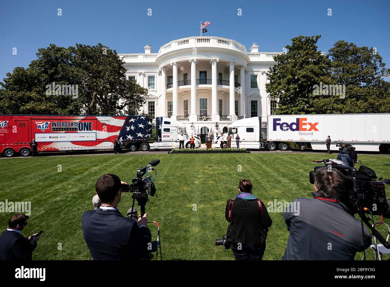 Washington, Vereinigte Staaten Von Amerika. April 2020. Washington, Vereinigte Staaten von Amerika. 16 April 2020. US-Präsident Donald Trump und Transportation Secretary Elaine Chao feiern Trucker für ihre Bemühungen während der COVID-19, der Coronavirus-Pandemie auf dem South Lawn des Weißen Hauses nach dem 16. April 2020 in Washington, DC. Quelle: Joyce Boghosian/White House Photo/Alamy Live News Stockfoto