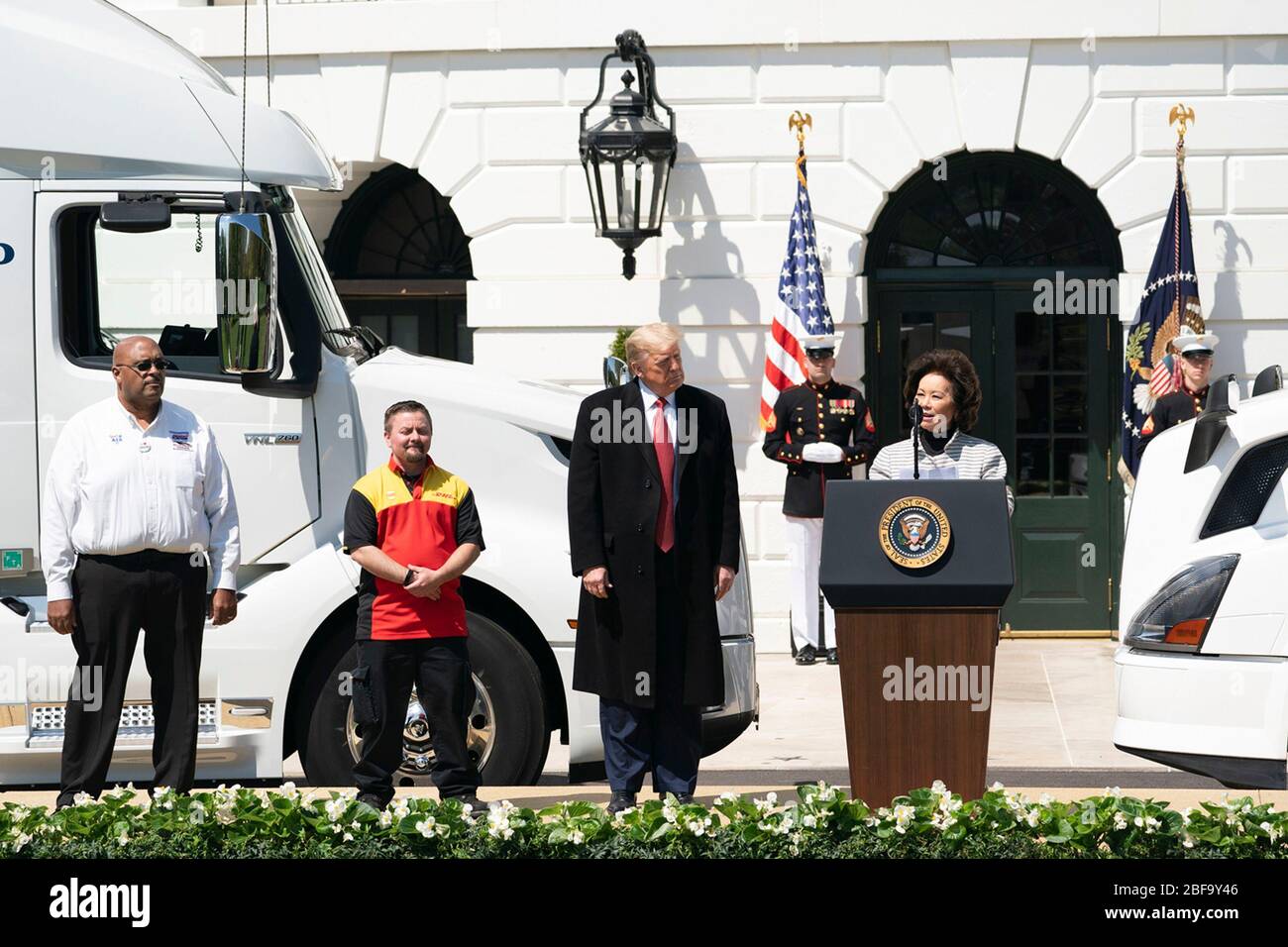 Washington, Vereinigte Staaten Von Amerika. April 2020. Washington, Vereinigte Staaten von Amerika. 16 April 2020. US-Präsident Donald Trump hört sich die Verkehrsministerin Elaine Chao an und nimmt die Bemerkungen während einer Veranstaltung zur Feier der Trucker für ihre Bemühungen während der COVID-19, der Coronavirus-Pandemie auf dem South Lawn des Weißen Hauses nach dem 16. April 2020 in Washington, DC, an. Quelle: Joyce Boghosian/White House Photo/Alamy Live News Stockfoto