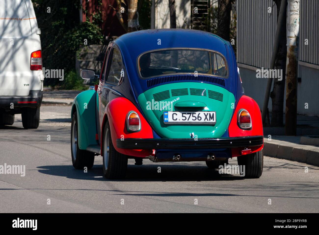 Farbenfrohes Volkswagen Beetle Retro- oder Oldtimer-Modell 1302 aus dem Jahr 1971, wie in den Straßen von Sofia, Bulgarien, Osteuropa, Balkan, EU zu sehen Stockfoto