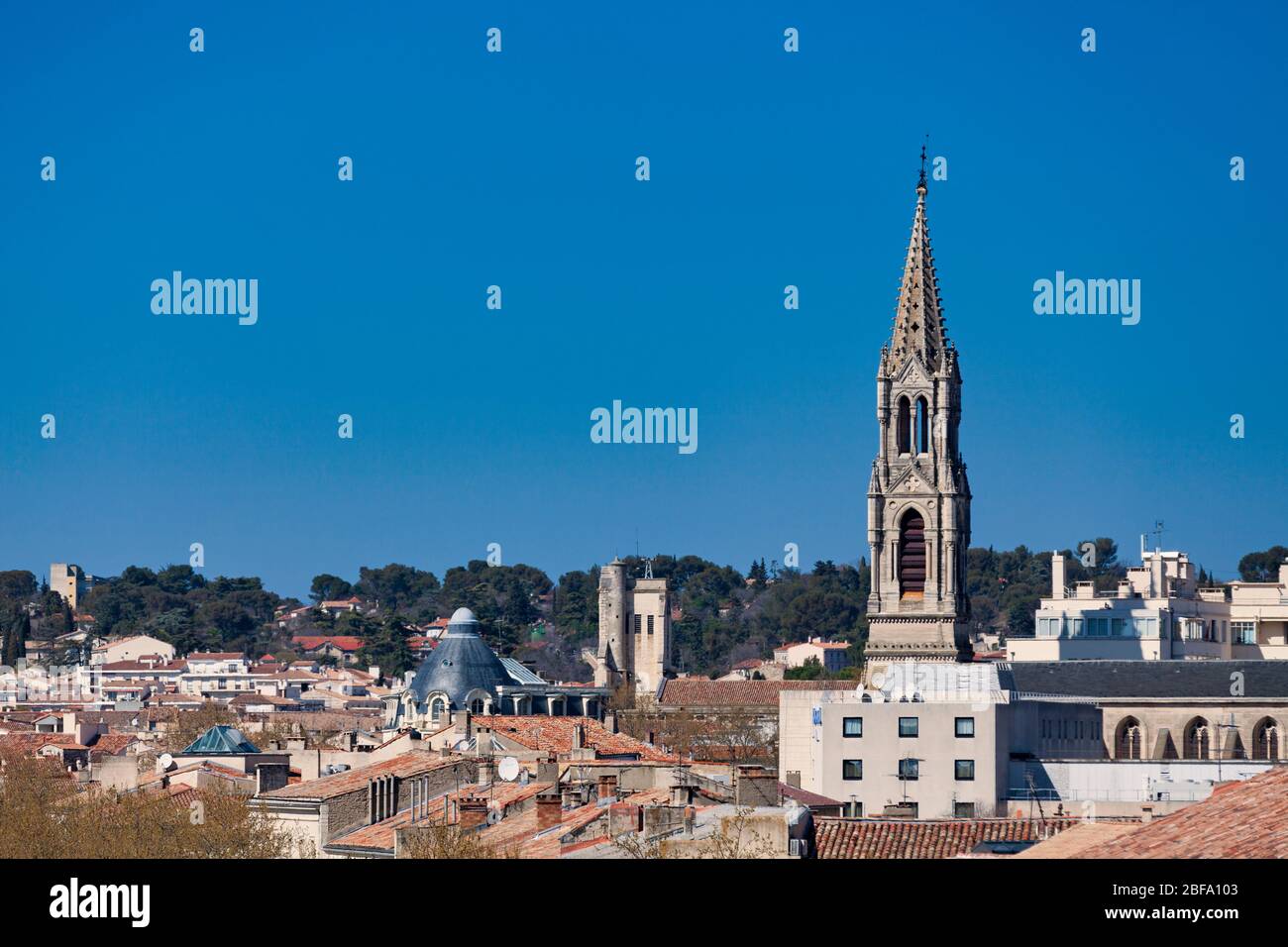 Luftaufnahme der Kirche Sainte-Perpétue und Sainte-Félicité (französisch: Église Sainte-Perpétue et Sainte-Félicité) in Nîmes, Frankreich. Stockfoto