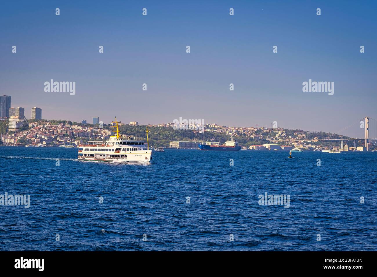 İDO Fähren mit Passagieren in der Straße von Istanbul. Stockfoto