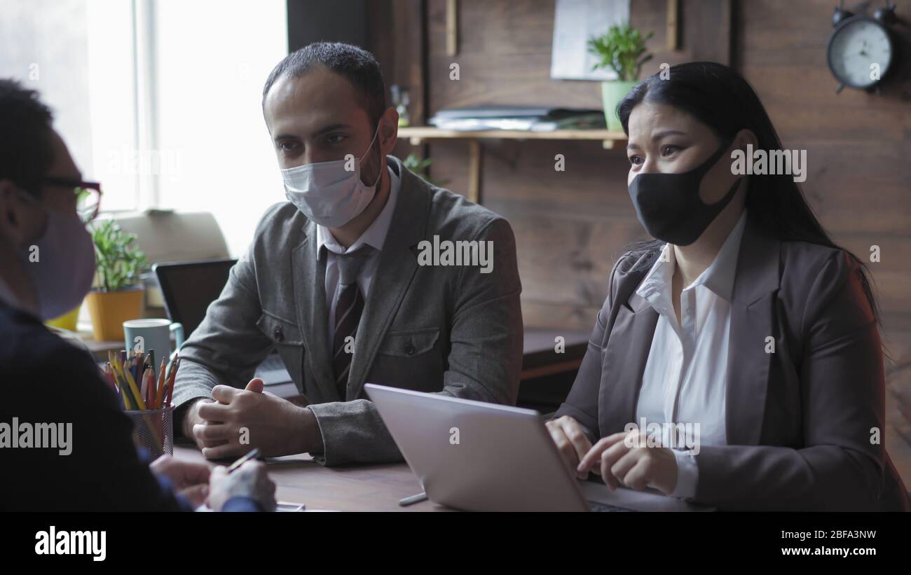 Diverse Gruppe Von Menschen Arbeitet Im Büro Während Epidemie Stockfoto