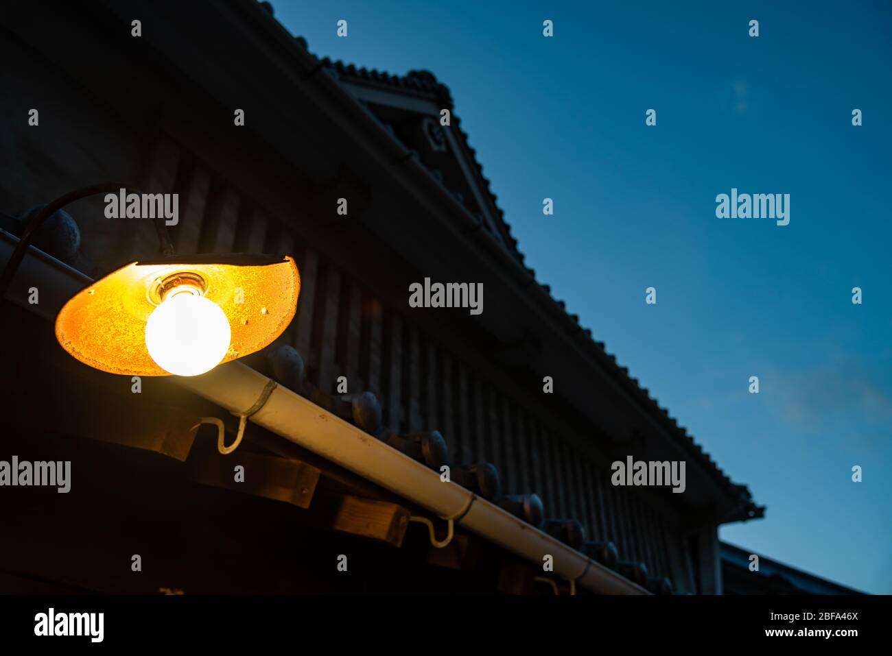 Außenbeleuchtung eines alten japanischen Hauses Stockfoto