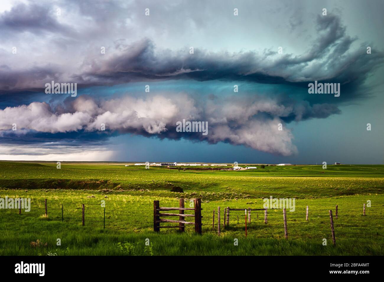 Bedrohliche supercell Gewitterwolke in der Great Plains in der Nähe von Ryegate, Montana Stockfoto