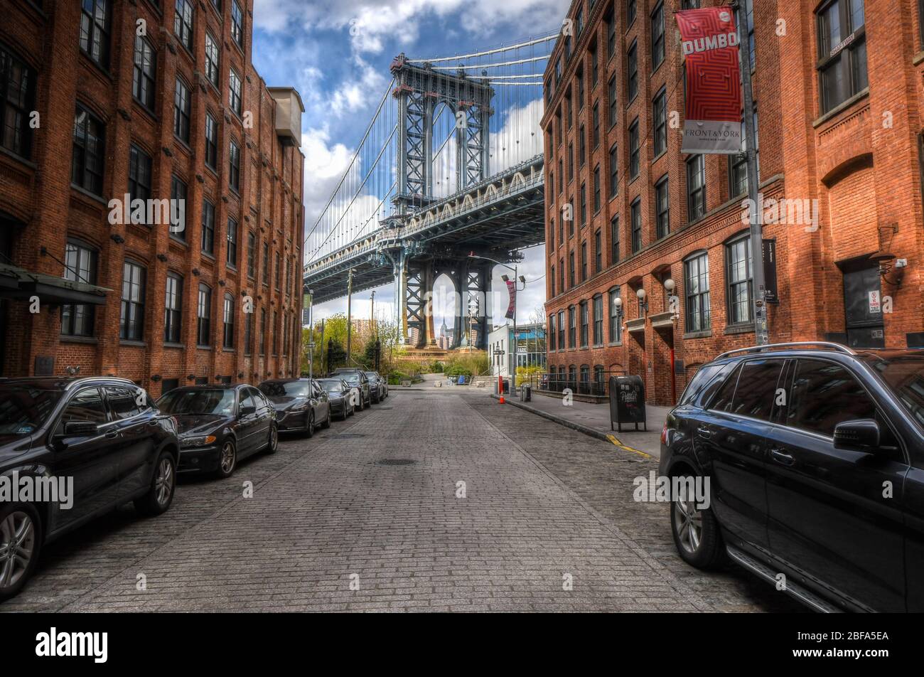 Brooklyn Blick auf Manhattan Bridge und Empire State in New York City auf PAUSE während Coronavirus COVID-19 Pandemie Stockfoto