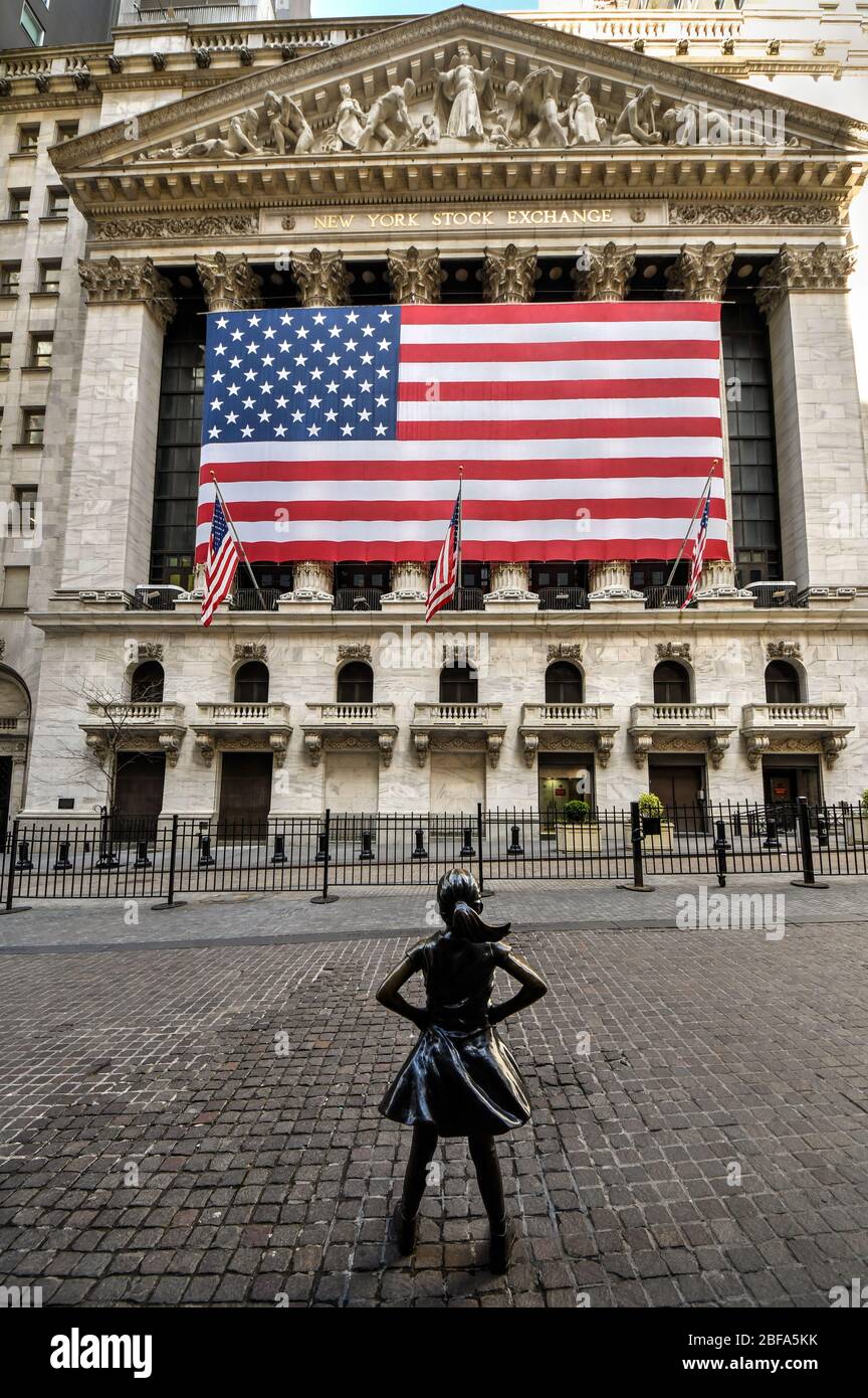 Furchtloses Mädchen mit Maske auf der Wall Street in New York City auf PAUSE während der Coronavirus COVID-19 Pandemie Stockfoto