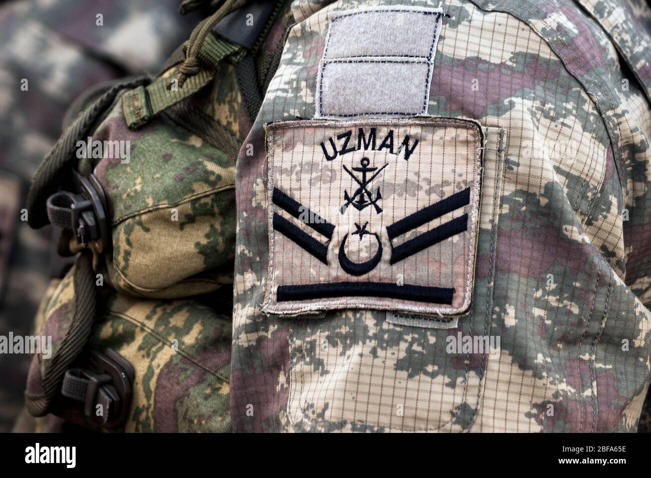 Türkische Sergeant Soldaten Logo geschrieben, die "Uzman" auf der Schulter ist. Stockfoto