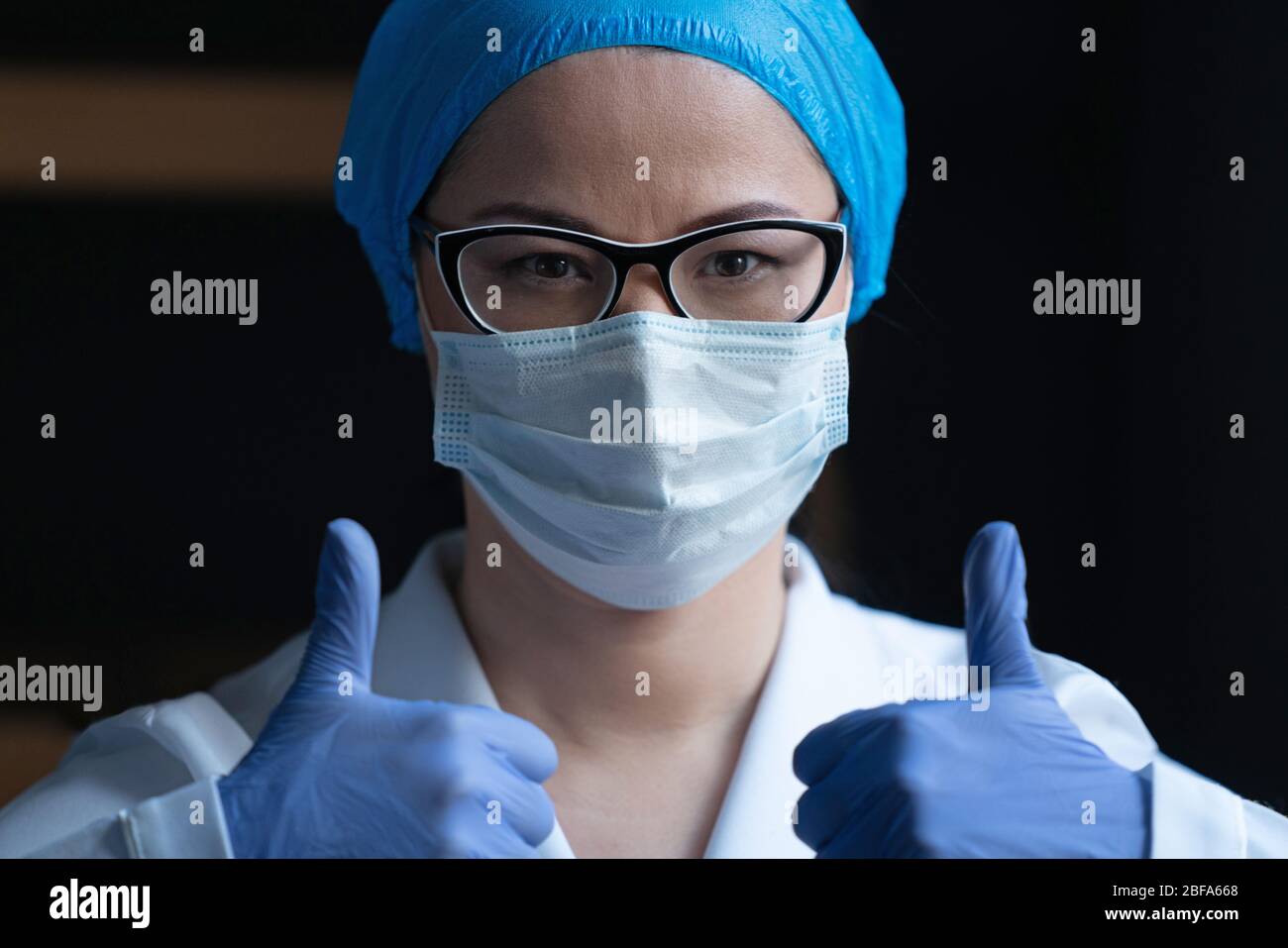 Medic in Protective Uniform ShowingDaumen hoch Geste Stockfoto