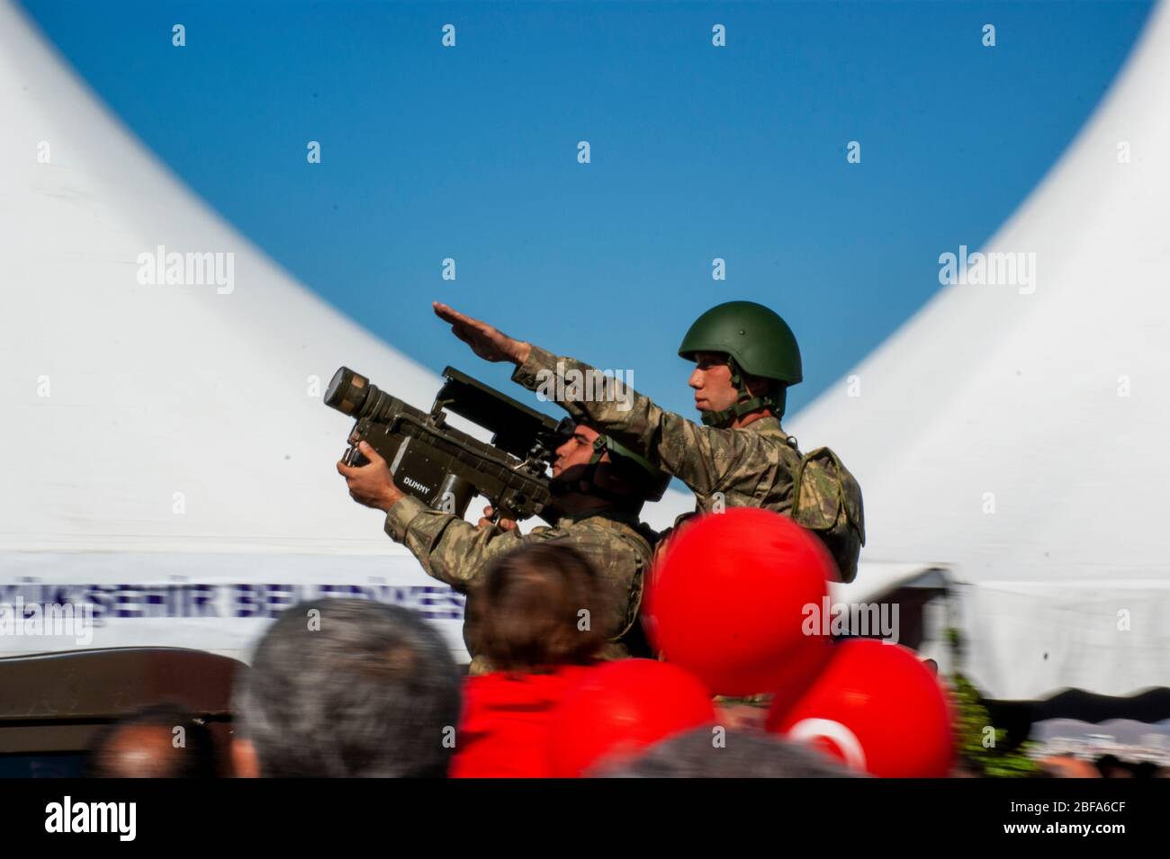 Izmir, Türkei - 29. Oktober 2015: Zwei Soldaten mit einem Raketenwerfer, den einer anvisiert. Stockfoto