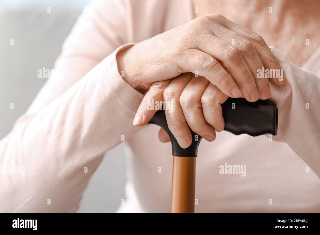 Ältere Frau, die zu Hause an geistiger Behinderung leidet, Nahaufnahme Stockfoto