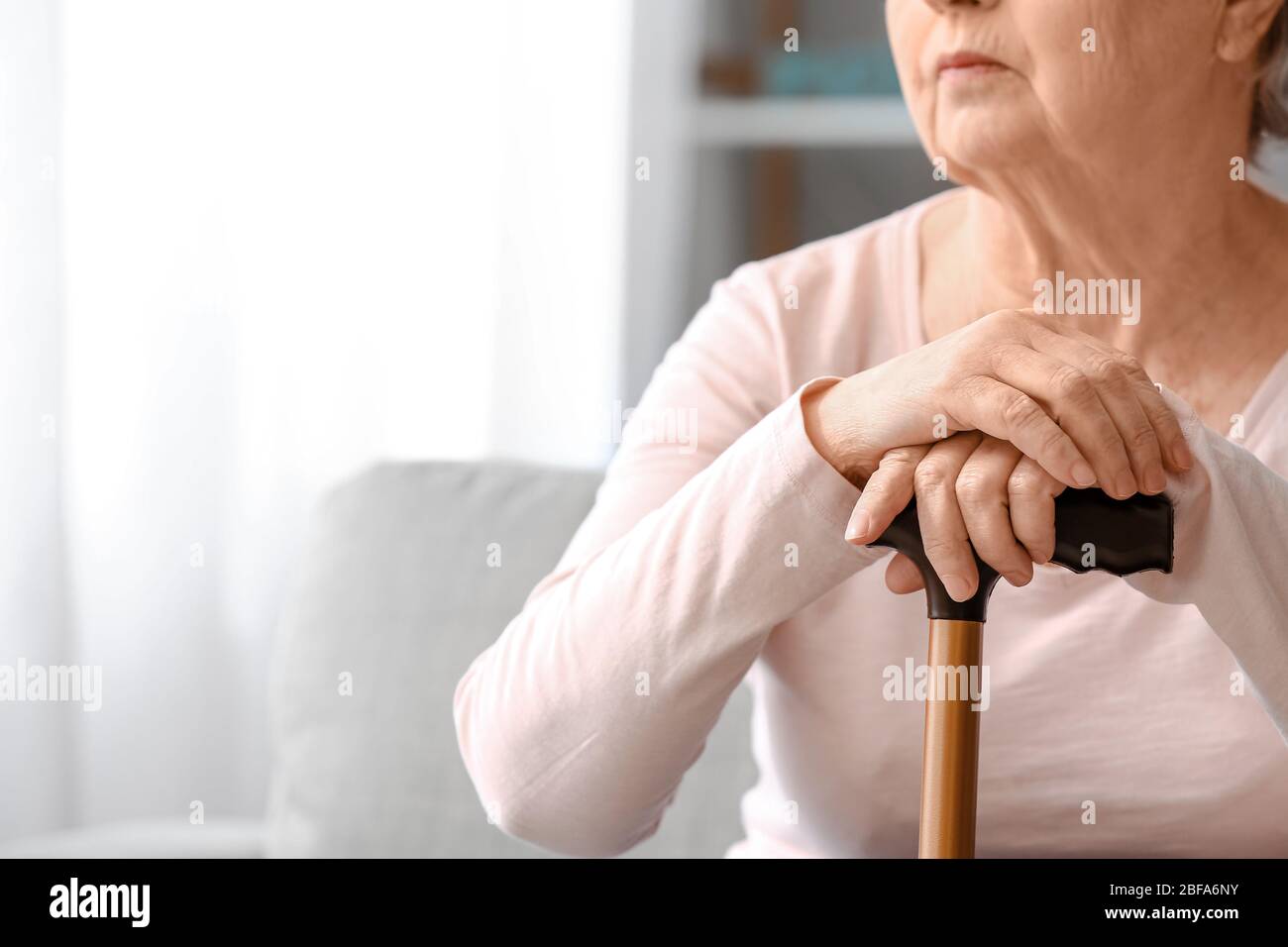 Ältere Frau, die zu Hause an geistiger Behinderung leidet Stockfoto