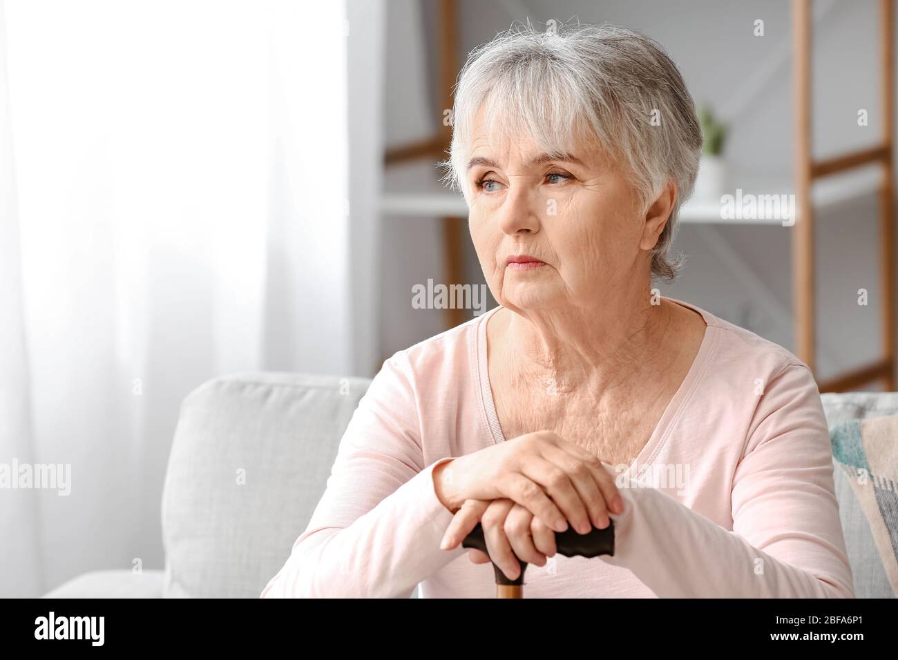 Ältere Frau, die zu Hause an geistiger Behinderung leidet Stockfoto