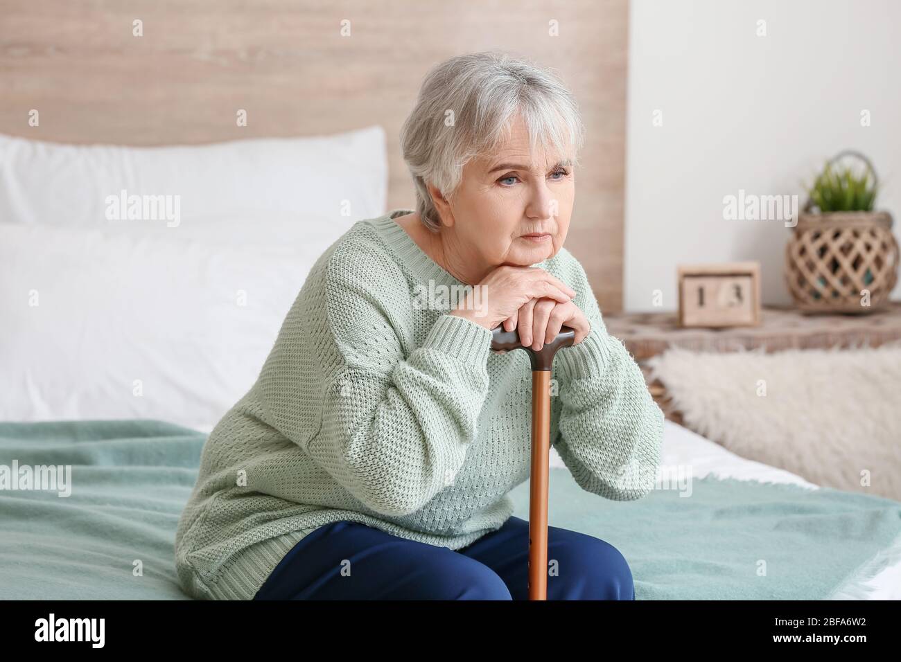Ältere Frau, die zu Hause an geistiger Behinderung leidet Stockfoto