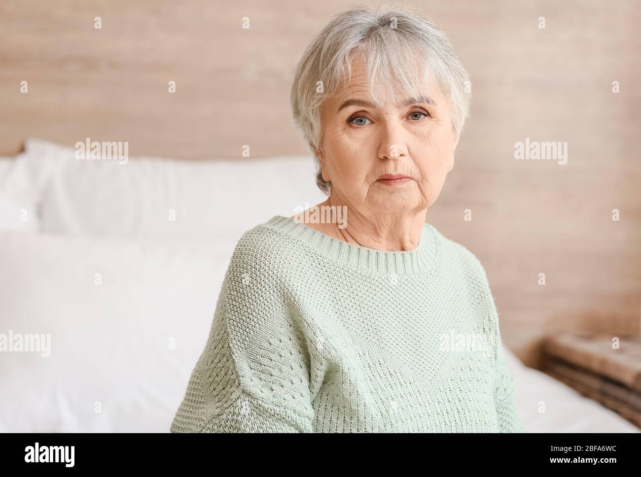 Ältere Frau, die zu Hause an geistiger Behinderung leidet Stockfoto