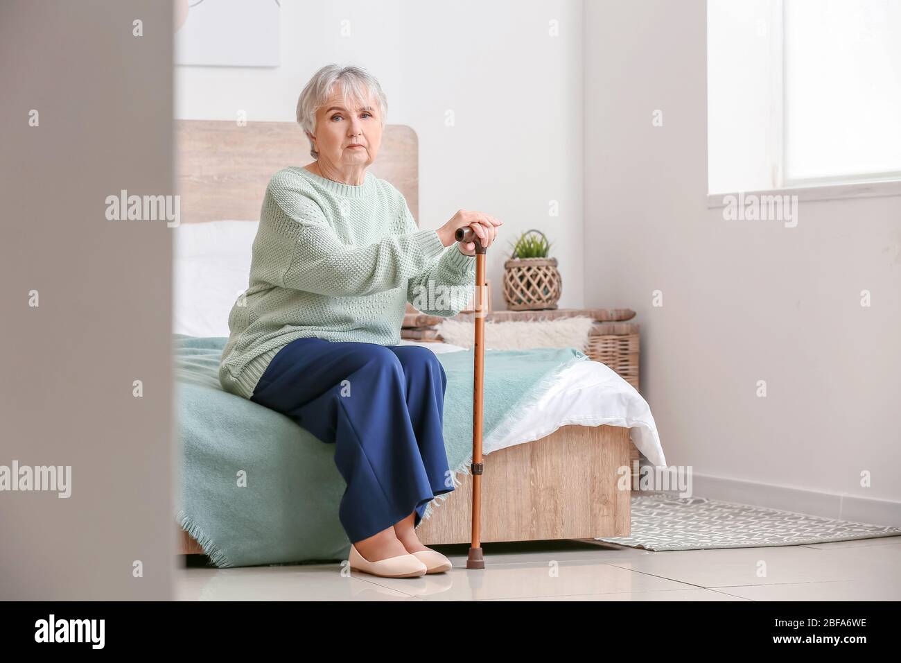 Ältere Frau, die zu Hause an geistiger Behinderung leidet Stockfoto
