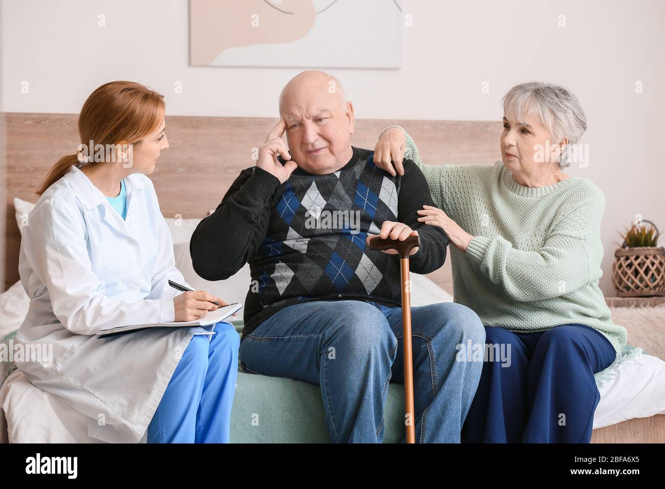Ältere Menschen mit geistiger Behinderung und Arzt zu Hause Stockfoto