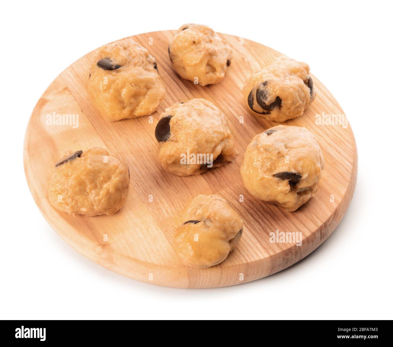 Brett mit süßem Teig für Plätzchen auf weißem Hintergrund Stockfoto