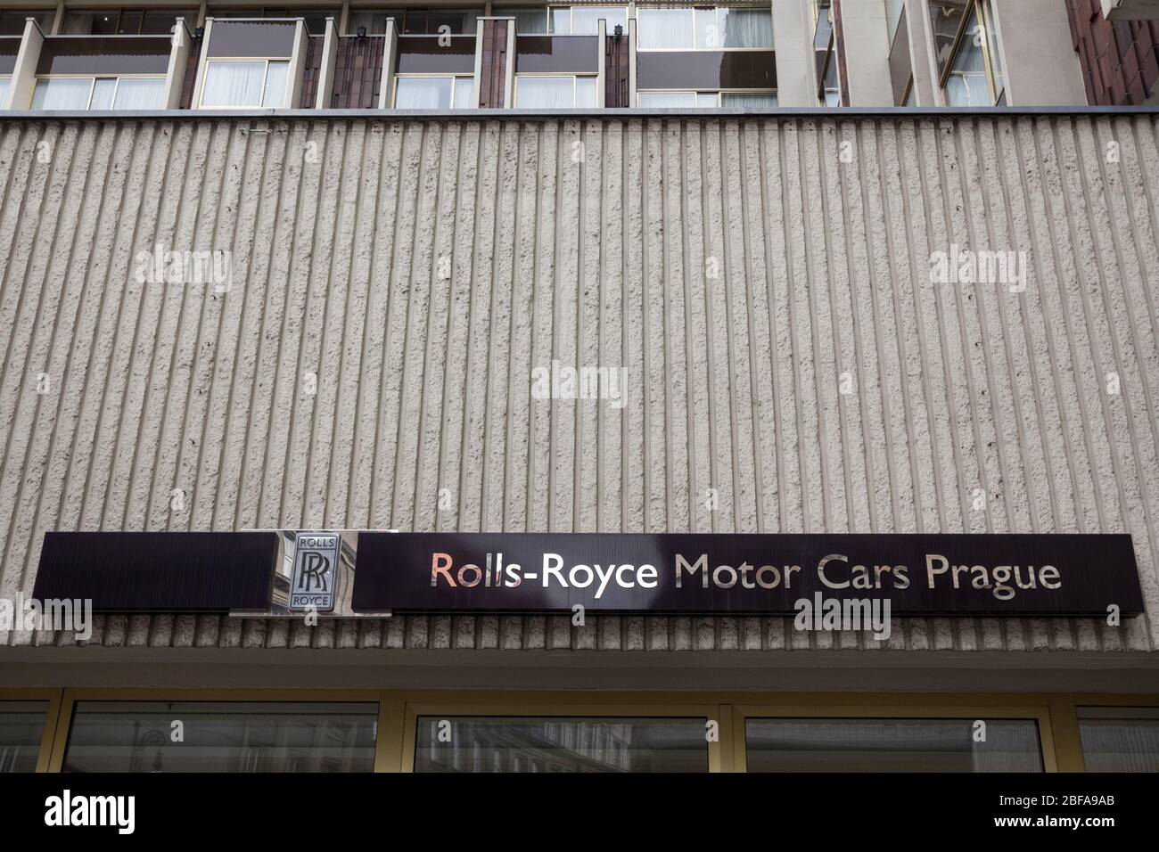 PRAG, TSCHECHIEN - 1. NOVEMBER 2019: Rolls Royce Motor Cars Logo vor dem Autohaus für Prag. Rolls Royce ist eine britische Luxusautoma-Manufaktur Stockfoto