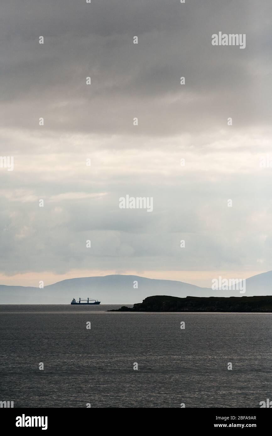 Ein Öltanker oder Frachtschiff, das nördlich in der Binnensee vor der Westküste Schottlands zwischen den Äußeren Hebriden und der Isle of Longa segelt. Stockfoto