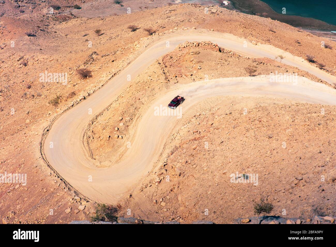 Auto auf dem Sand Straße am Fjord Khor Najd in Musandam Oman Stockfoto