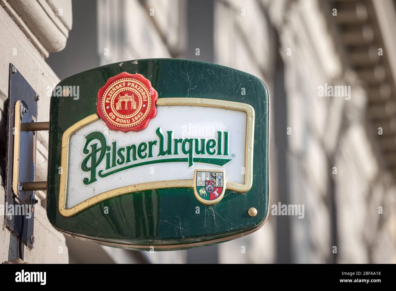 PRAG, TSCHECHIEN - 31. OKTOBER 2019: Pilsner Urquell Logo vor einer lokalen Handelsbar. Pilsner ist eine tschechische Marke von leichtem Lagerbier, dem ersten Pil Stockfoto
