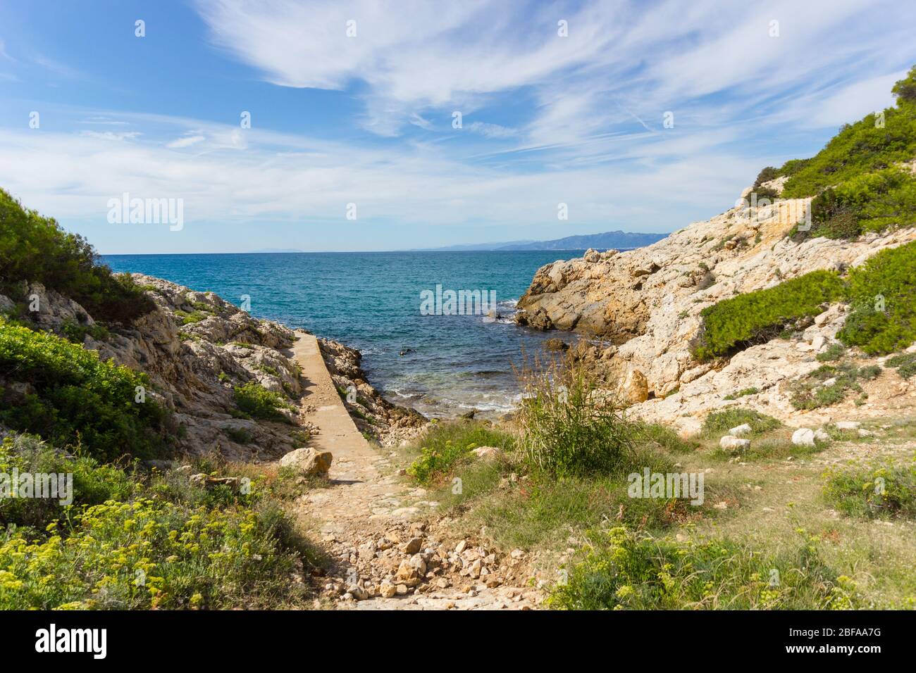 Schöne Landschaft (Seenlandschaft). Versteckte Bucht in der Nähe von Salou Leuchtturm, Provinz Tarragona, Katalonien, Spanien. Friedlicher, unglaublicher Ort Stockfoto