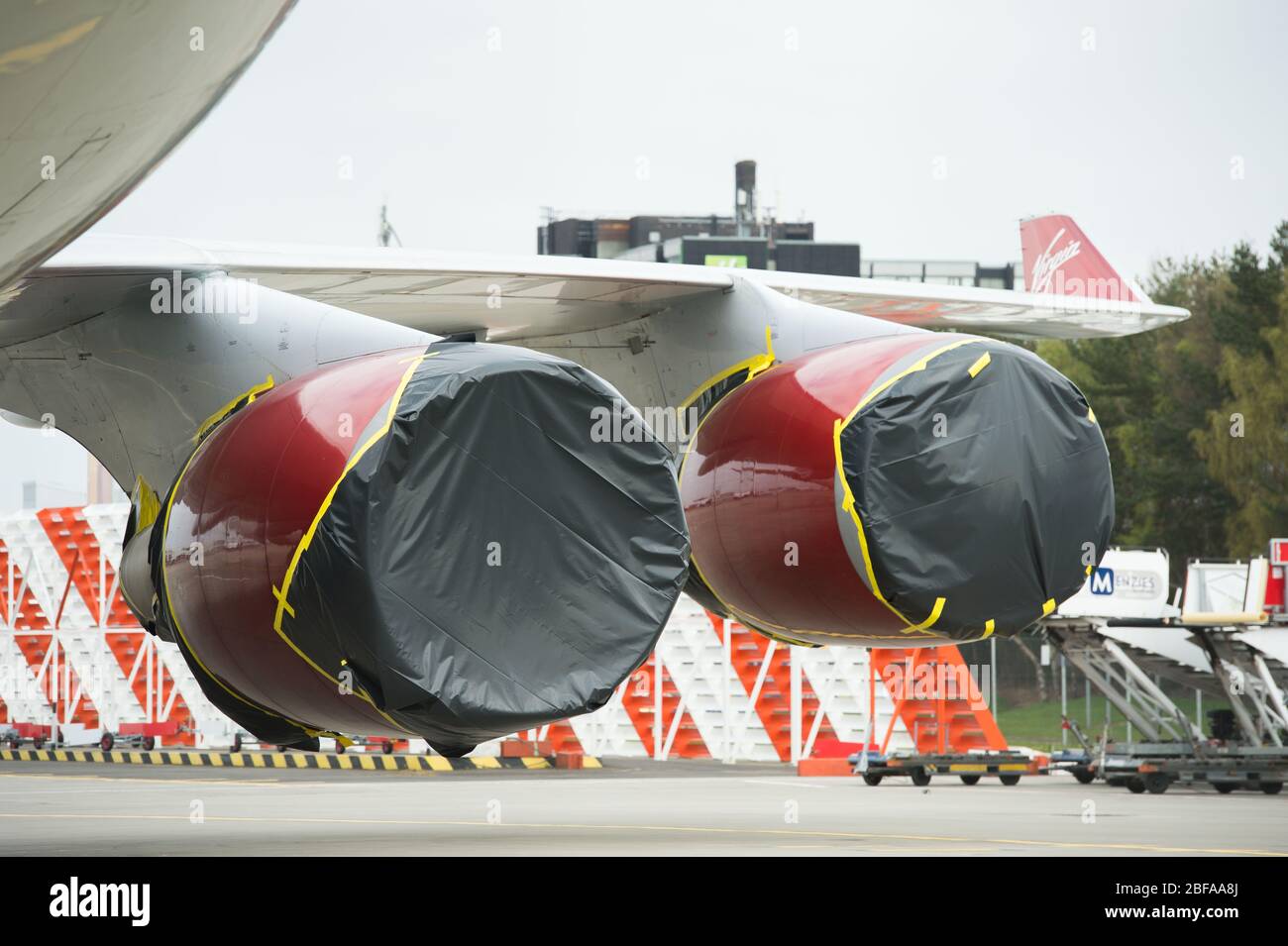 Glasgow, Großbritannien. April 2020. Im Bild: Virgin Atlantic Jets am Glasgow Airport. Aufgrund der Coronavirus (COVID-19) Pandemie, die die meisten Fluggesellschaften gegründet hat, hat der Flughafen Glasgow Virgin Atlantic Boeing 747-400 mit dem Spitznamen Ruby Tuesday und ihren Airbus A330-300 mit dem Spitznamen Honkytonk Woman beherbergt. Beide Jets sahen hier mit ihren Motoren, die in Plastikplanen verpackt waren, um Nestvögel aus dem Inneren der Motoren zu halten. Quelle: Colin Fisher/Alamy Live News Stockfoto