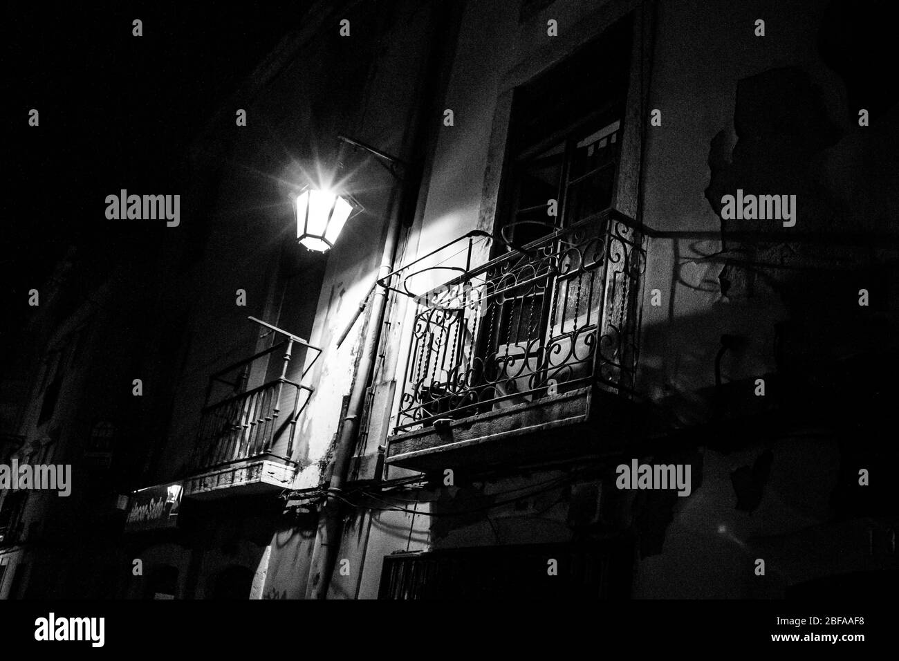 Lichter und Kontraste in der Innenstadt von Setubal Stockfoto