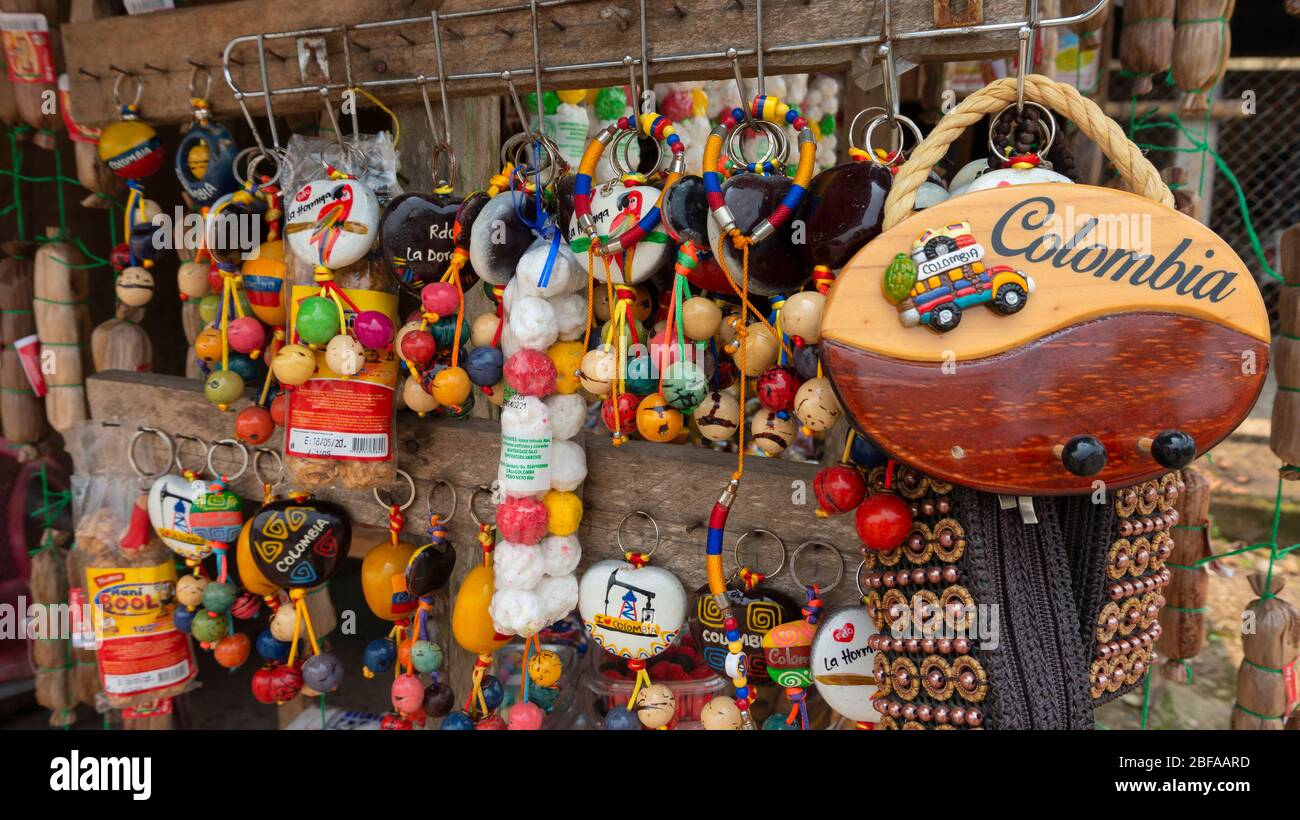 La Dorada, Putumayo / Kolumbien - 8. März 2020: Nahaufnahme des Kleiderbügels mit Kunsthandwerk aus Holz und Stein und traditionellen Süßigkeiten aus Kolumbien Stockfoto