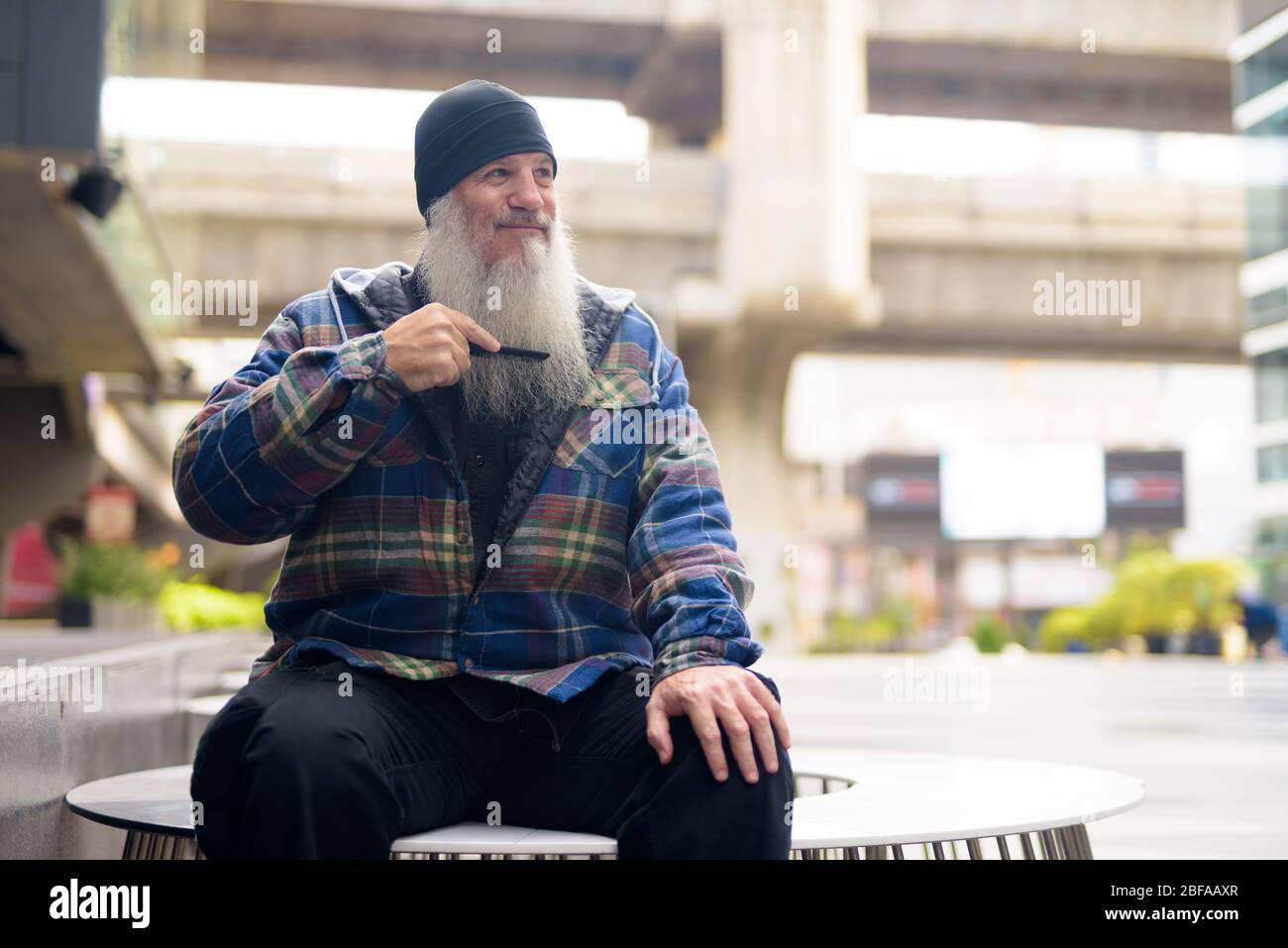 Reife schöne Hipster Mann Kämmen Bart in der Stadt Straßen im Freien Stockfoto