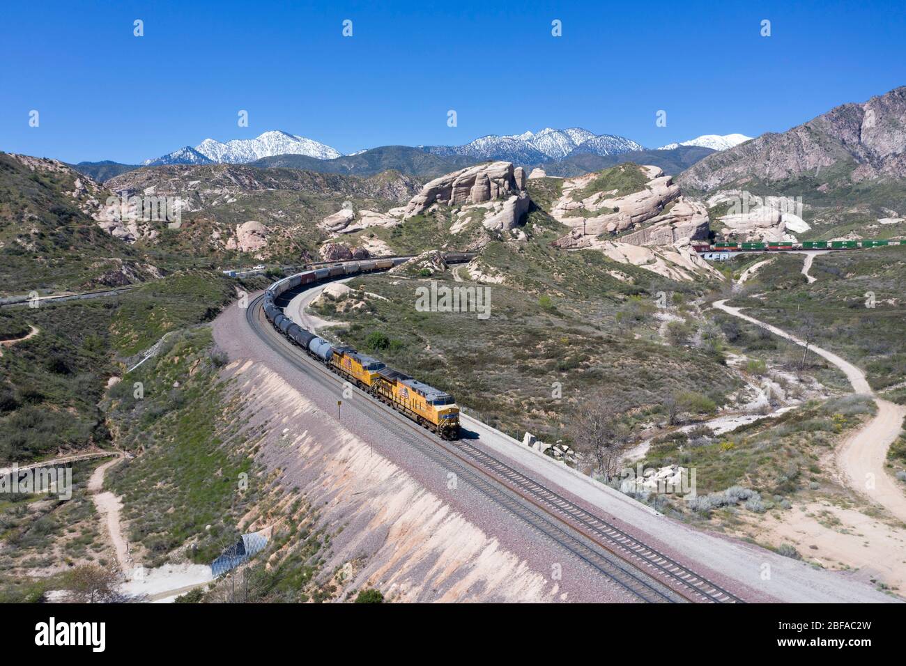 Güterzug steigt am Cajon Pass in San Bernardino County, Teil der großen Logistikkette Südkaliforniens Stockfoto