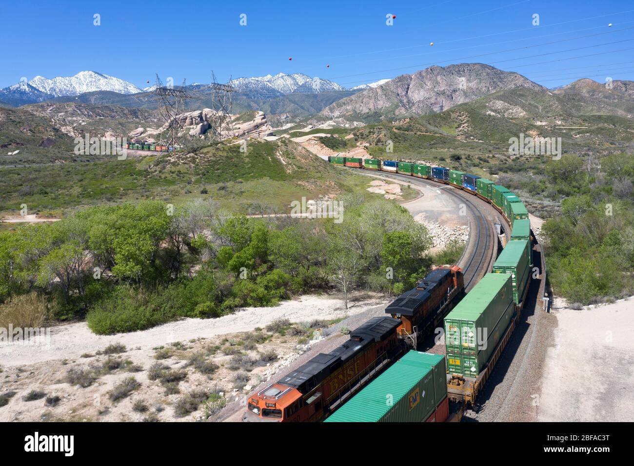 Güterzug steigt am Cajon Pass in San Bernardino County, Teil der großen Logistikkette Südkaliforniens Stockfoto