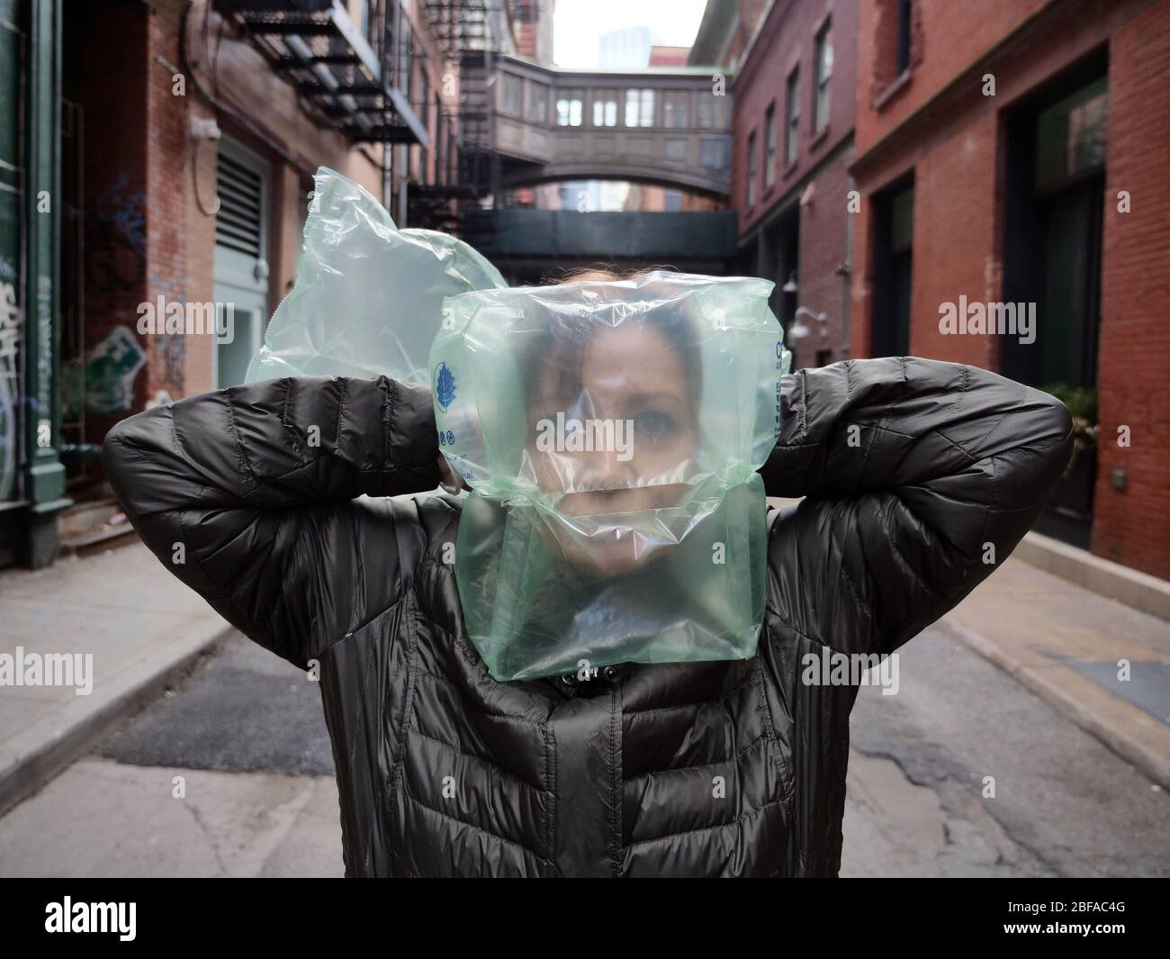 New York, New York, USA. April 2020. Elle Gerstler, die in Tribeca wohnt, zeigt ihre Bubblewrap-Maske auf der berühmten NYC Staple Street. Credit: Milo Hess/ZUMA Wire/Alamy Live News Stockfoto