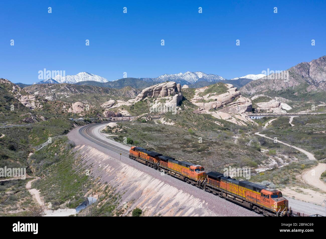 Güterzug steigt am Cajon Pass in San Bernardino County, Teil der großen Logistikkette Südkaliforniens Stockfoto