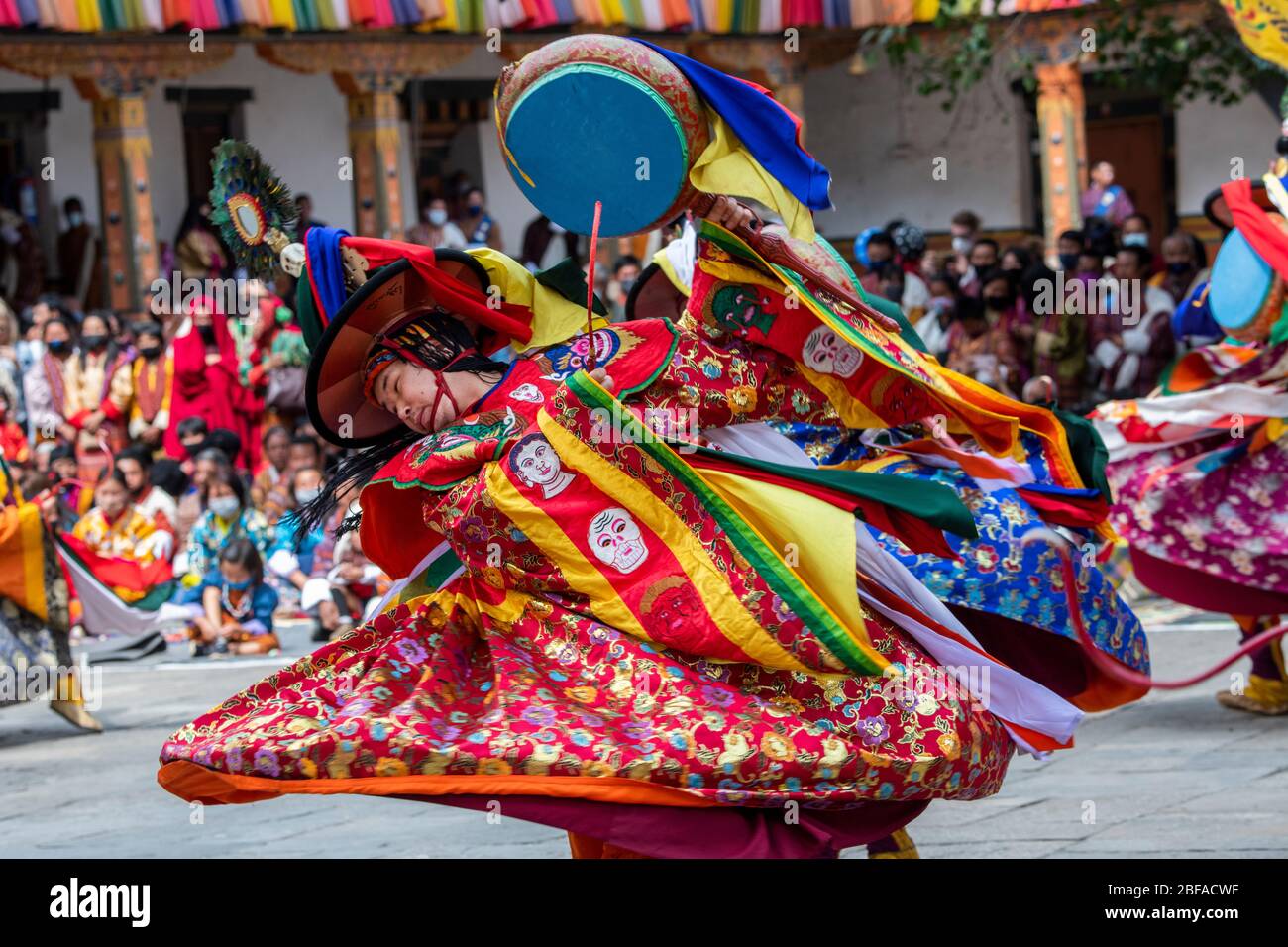 Bhutan, Punakha Dzong. Punakha Drubchen Festival. Der Tanz der Schwarzen Hüte (Shanag). Stockfoto