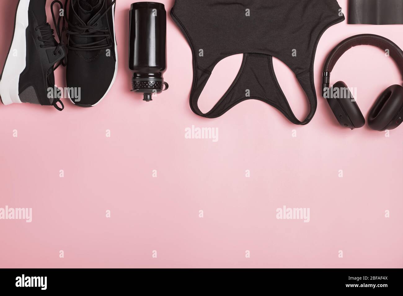 Schwarzes Fitness Zubehör Set auf rosa Hintergrund. Stockfoto
