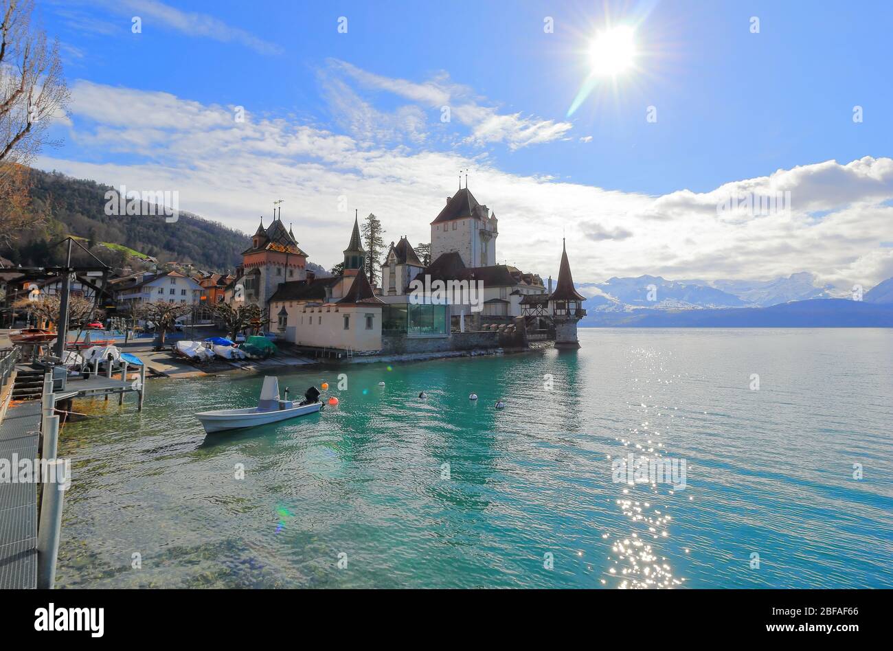 Burg Oberhofen vom Thunersee. Oberhofen liegt am Nordufer des