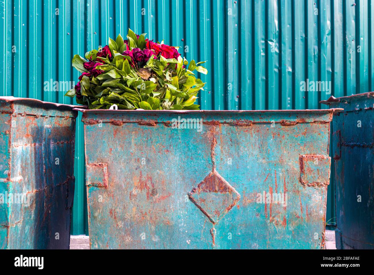 Großer Blumenstrauß in der Mülltonne der Straße. Stockfoto