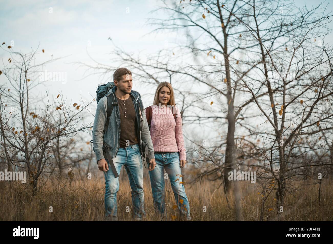 Junger Mann und Frau wandern gemeinsam in der Natur Stockfoto