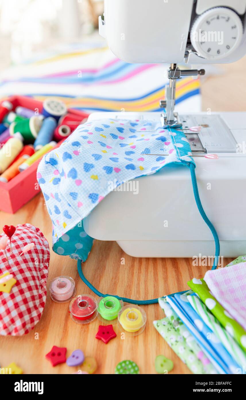 Bunte Handarbeitsutensilien mit Baumwollstoffen und Garnen Stockfoto