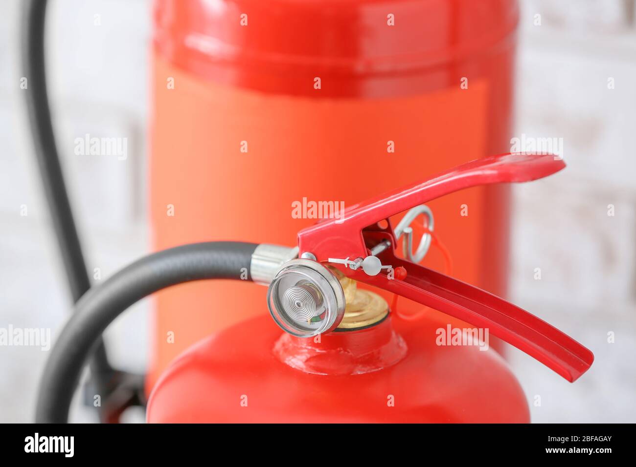 Feuerlöscher in der Nähe der Lichtwand, Nahaufnahme Stockfoto