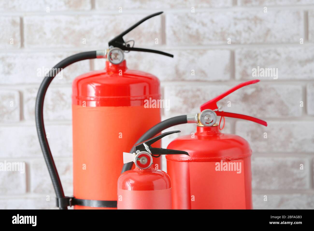 Feuerlöscher in der Nähe der Lichtwand Stockfoto