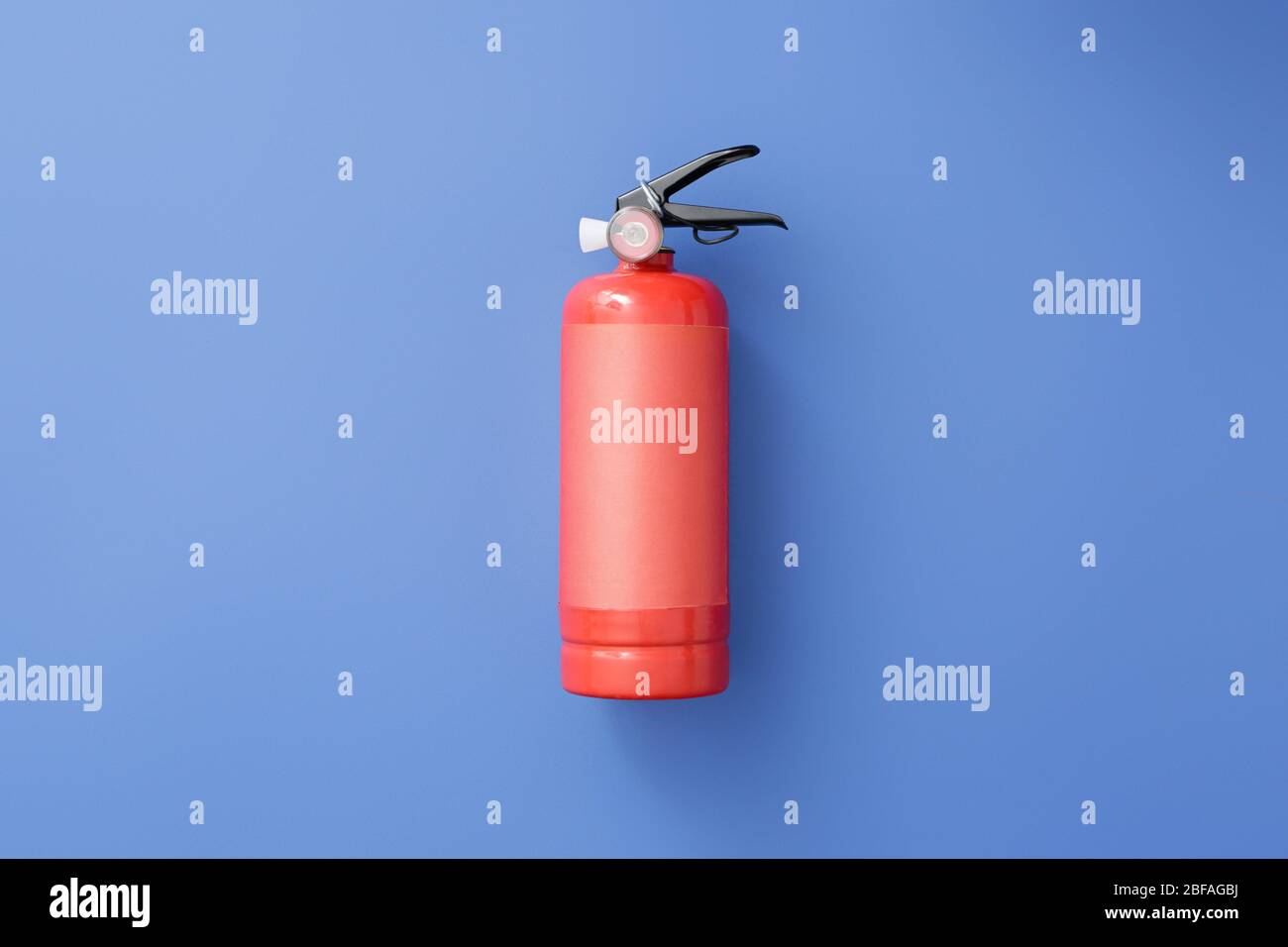 Feuerlöscher auf farbigen Hintergrund Stockfoto