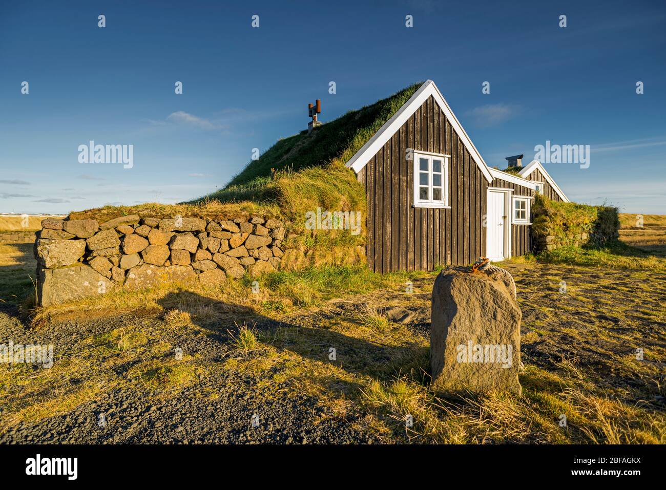 Typische Grasbedeckungshäuser in Vogar, Island Stockfoto