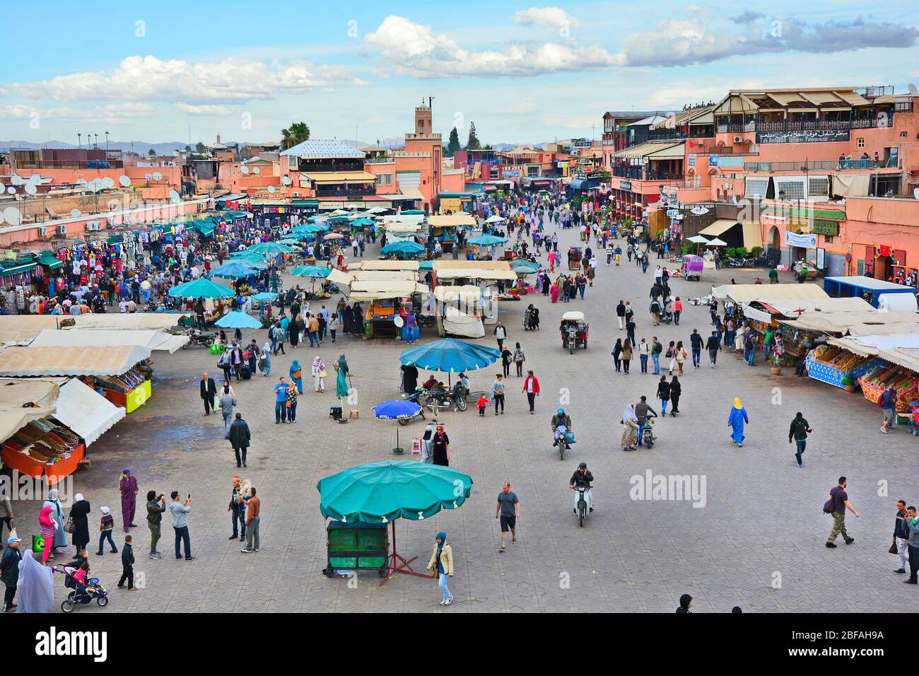 Marrakesch, Marokko - 22. November 2014: Menschenmenge von nicht identifizierten Menschen, Straßenhändlern, Künstlern, Geschäften und Kiosken auf Djemaa el-Fna, UNESCO-Welterbe Stockfoto