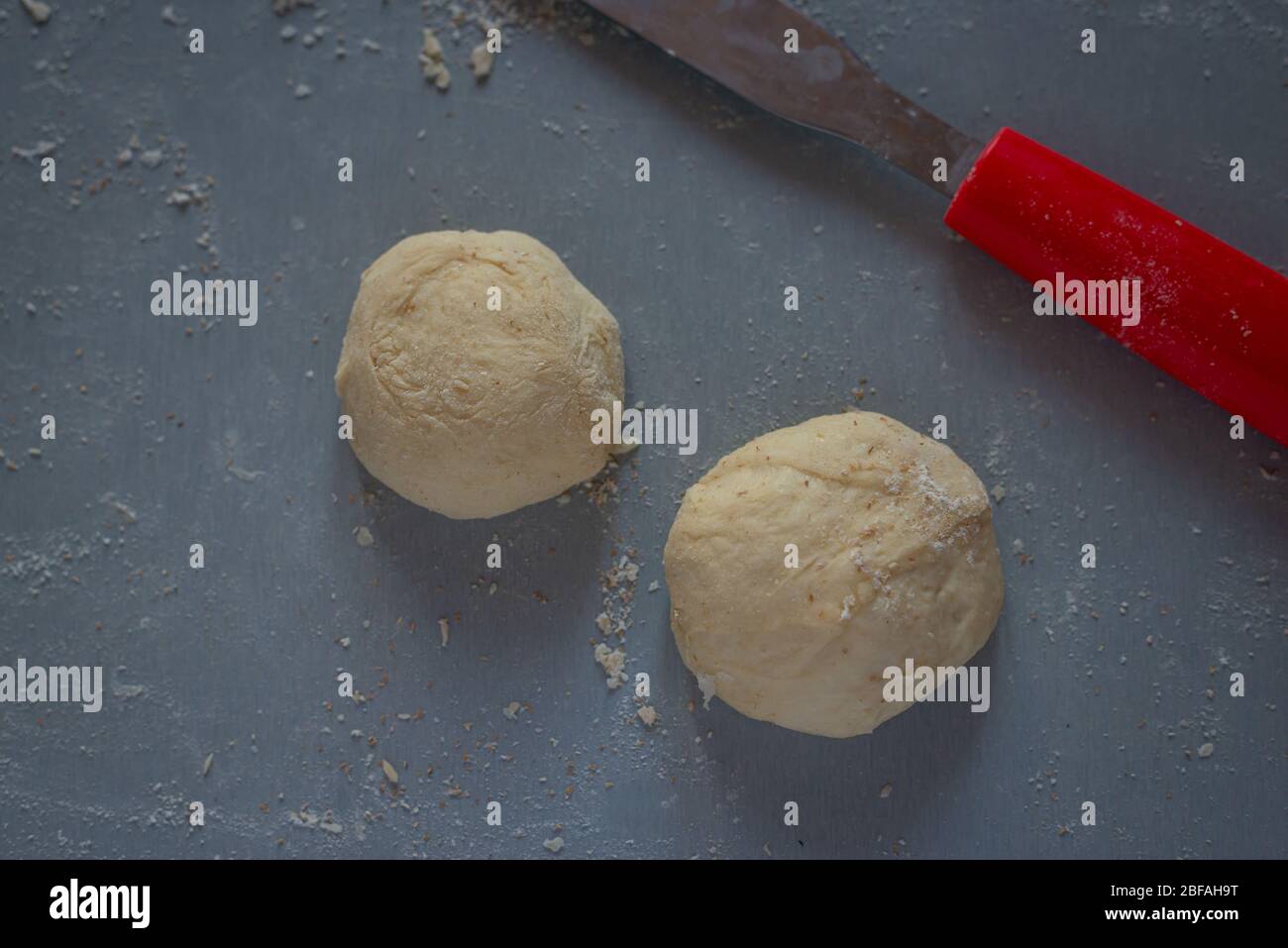 Brotteig auf bemehlten Brett mit Palettenmesser., Herstellung von Brötchen zu Hause..hausgemachte. Stockfoto