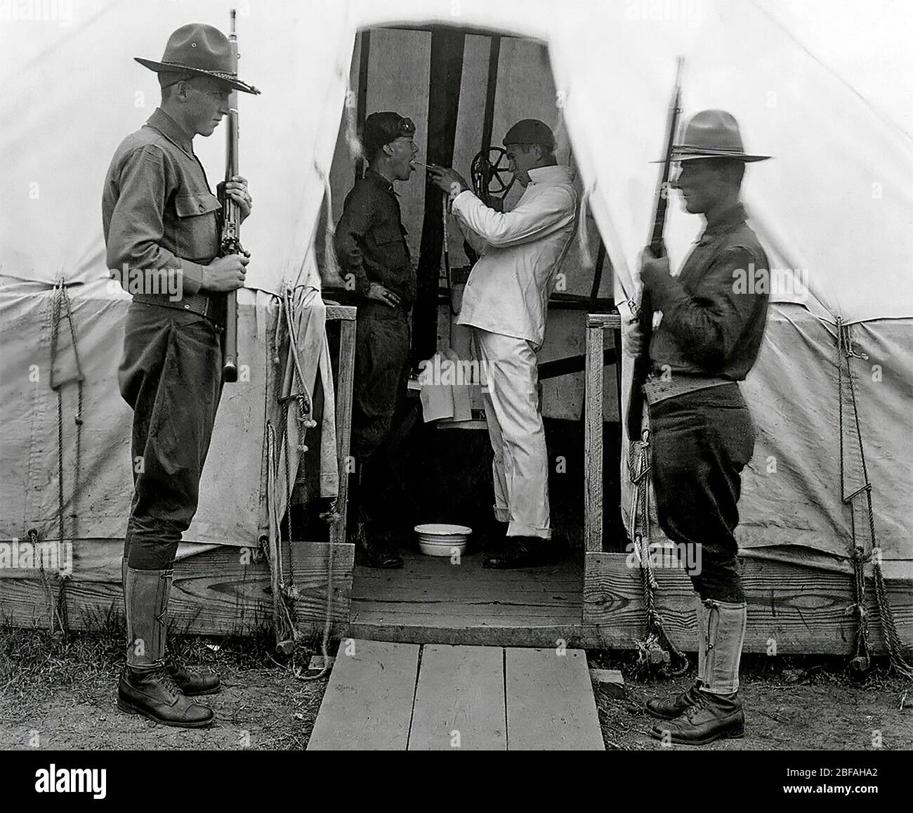 1918-1919. Eine Epidemie der 'Spanischen Grippe' verbreitete sich auf der ganzen Welt.Soldiers gurgeln mit Salzwasser, um Grippe am 24. September 1918 im Camp Dix, New Jersey, zu verhindern. Stockfoto