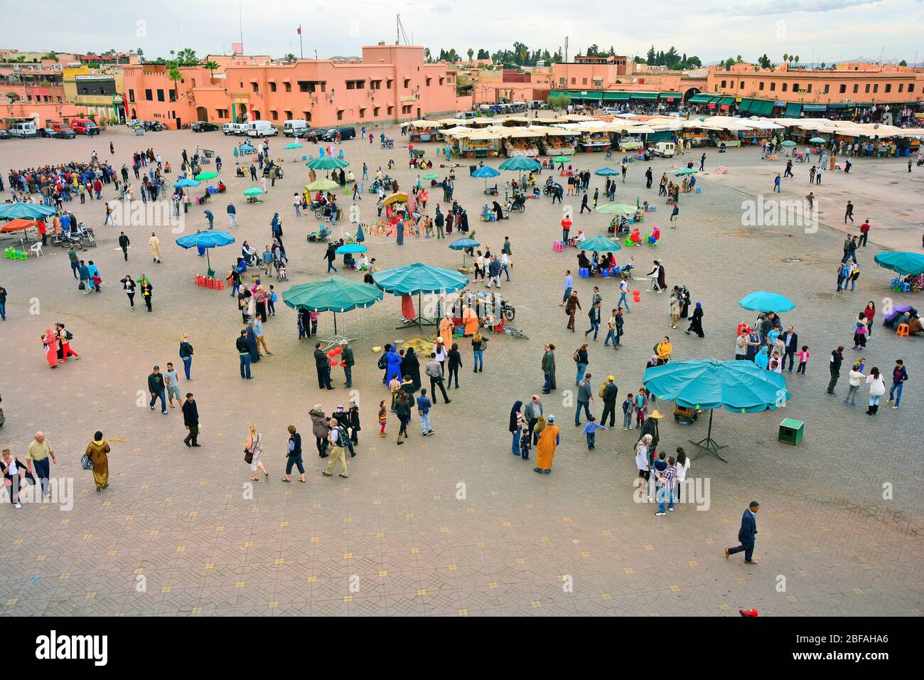 Marrakesch, Marokko - 22. November 2014: Menschenmenge von nicht identifizierten Menschen, Straßenhändlern, Künstlern, Geschäften und Kiosken auf Djemaa el-Fna, UNESCO-Welterbe Stockfoto