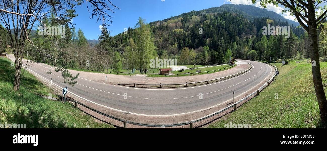 Italien, verdrehte Straße der Alpen Berge, ohne Autos, eine malerische Aussicht auf die Berge, sonniges Wetter, Zone für Picknick, Bänke für Ruhe Stockfoto