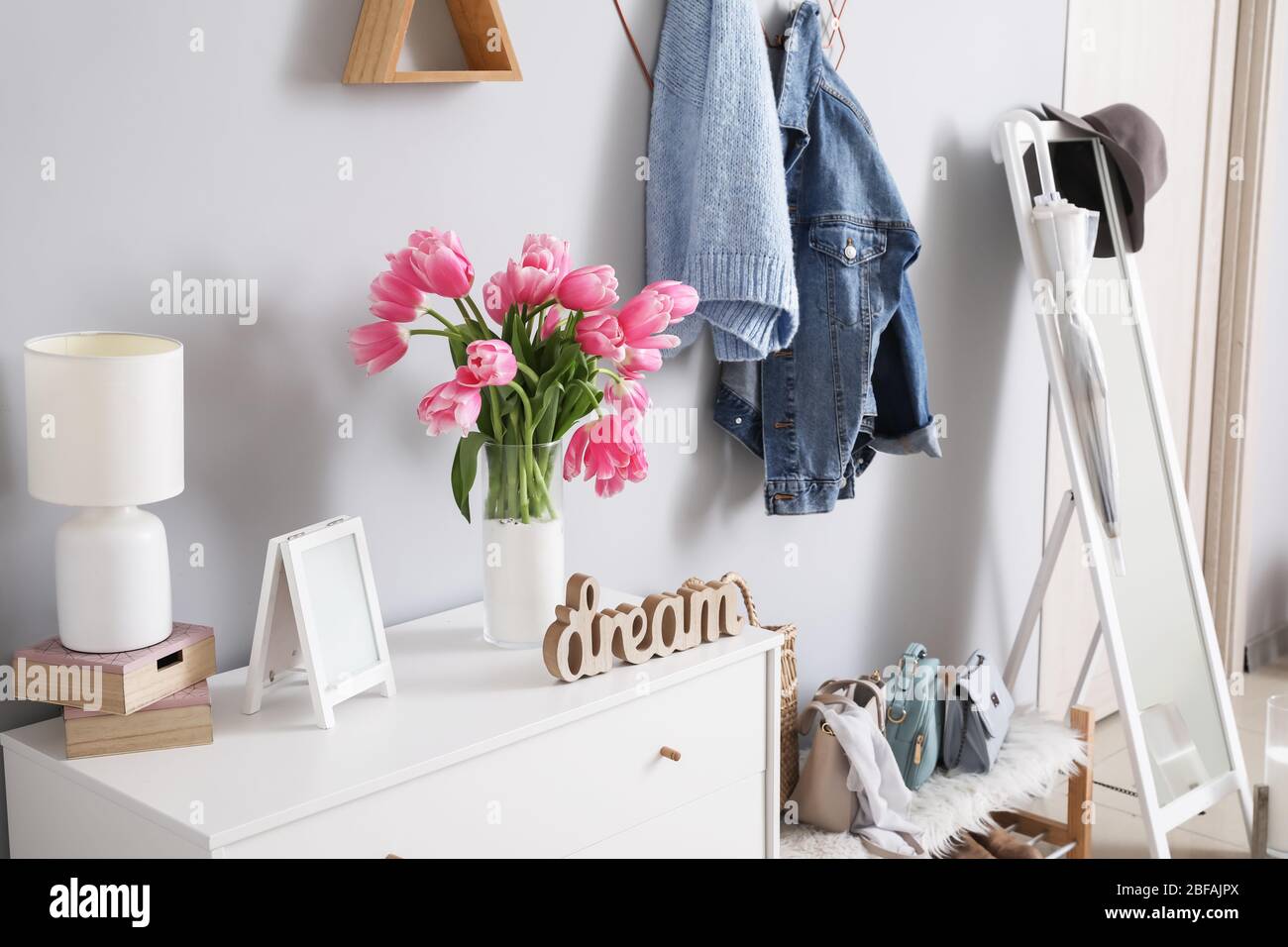 Stilvolles Interieur der modernen Halle mit Frühlingsblumen Stockfoto